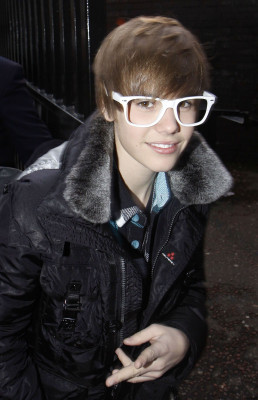 15.01 | Justin Bieber deixando os estúdios da GMTV