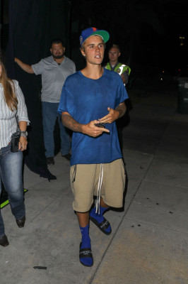13.09 | Justin Bieber deixando o Saban Theatre em Beverly Hills, Califórnia