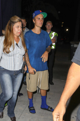 13.09 | Justin Bieber deixando o Saban Theatre em Beverly Hills, Califórnia