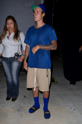 13.09 | Justin Bieber deixando o Saban Theatre em Beverly Hills, Califórnia