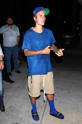 13.09 | Justin Bieber deixando o Saban Theatre em Beverly Hills, Califórnia