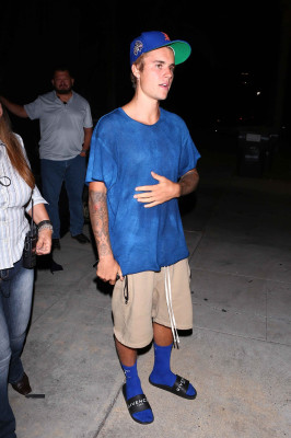 13.09 | Justin Bieber deixando o Saban Theatre em Beverly Hills, Califórnia