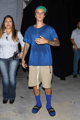 13.09 | Justin Bieber deixando o Saban Theatre em Beverly Hills, Califórnia