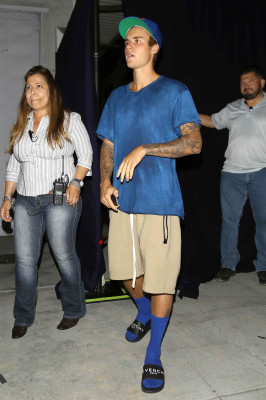 13.09 | Justin Bieber deixando o Saban Theatre em Beverly Hills, Califórnia