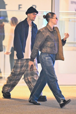 05.01 | Justin e Hailey Bieber em Los Angeles, Califórnia.