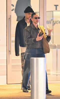 05.01 | Justin e Hailey Bieber em Los Angeles, Califórnia.