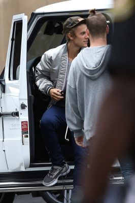 21.09 | Justin Bieber chegando no estúdio em Los Angeles, Califórnia