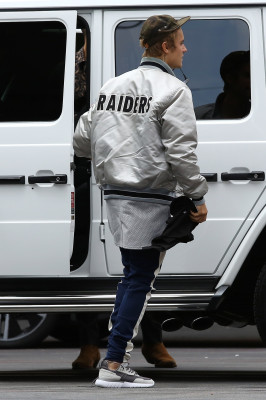 21.09 | Justin Bieber chegando no estúdio em Los Angeles, Califórnia