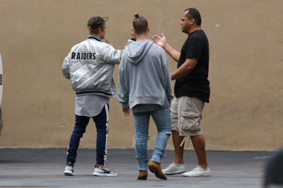 21.09 | Justin Bieber chegando no estúdio em Los Angeles, Califórnia