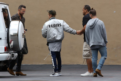 21.09 | Justin Bieber chegando no estúdio em Los Angeles, Califórnia