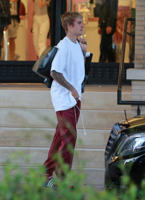 23.09 | Justin Bieber deixando a Barneys New York em Beverly Hills, CA