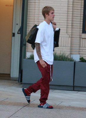 23.09 | Justin Bieber deixando a Barneys New York em Beverly Hills, CA