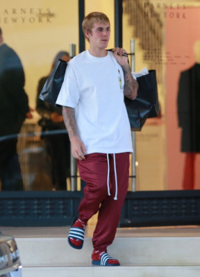 23.09 | Justin Bieber deixando a Barneys New York em Beverly Hills, CA