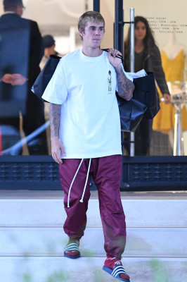 23.09 | Justin Bieber deixando a Barneys New York em Beverly Hills, CA