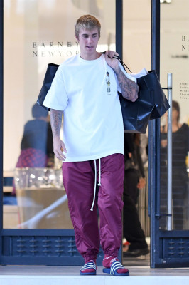 23.09 | Justin Bieber deixando a Barneys New York em Beverly Hills, CA