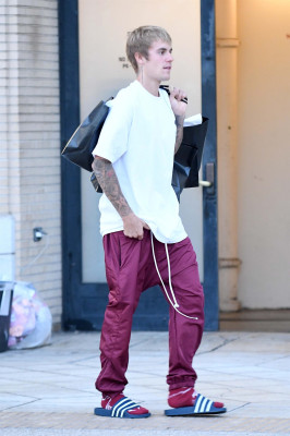 23.09 | Justin Bieber deixando a Barneys New York em Beverly Hills, CA