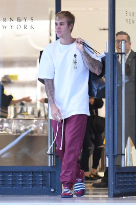 23.09 | Justin Bieber deixando a Barneys New York em Beverly Hills, CA