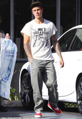 25.09 | Justin Bieber é visto em West Hollywood, CA