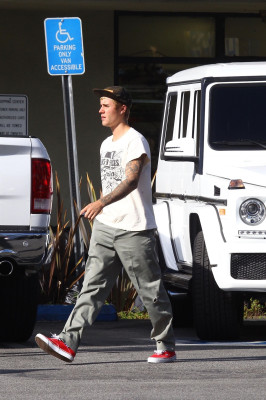 25.09 | Justin Bieber é visto em West Hollywood, CA