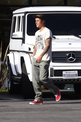 25.09 | Justin Bieber é visto em West Hollywood, CA
