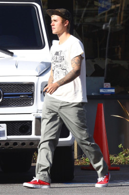 25.09 | Justin Bieber é visto em West Hollywood, CA