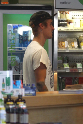 25.09 | Justin Bieber é visto em West Hollywood, CA