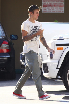 25.09 | Justin Bieber é visto em West Hollywood, CA