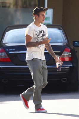 25.09 | Justin Bieber é visto em West Hollywood, CA