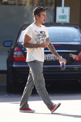 25.09 | Justin Bieber é visto em West Hollywood, CA