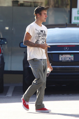 25.09 | Justin Bieber é visto em West Hollywood, CA