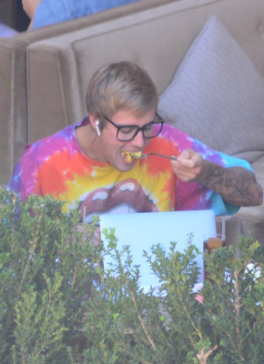 27.09 | Justin Bieber é visto em um restaurante em Beverly Hills, CA