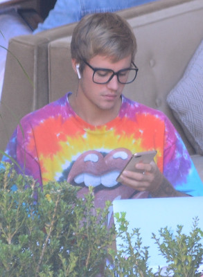 27.09 | Justin Bieber é visto em um restaurante em Beverly Hills, CA