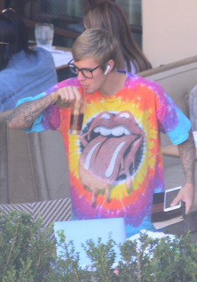 27.09 | Justin Bieber é visto em um restaurante em Beverly Hills, CA