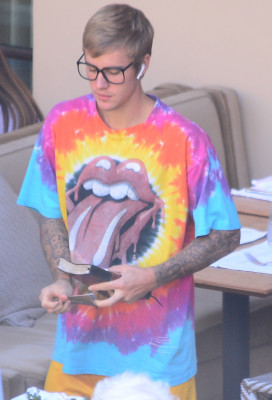 27.09 | Justin Bieber é visto em um restaurante em Beverly Hills, CA