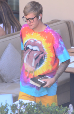 27.09 | Justin Bieber é visto em um restaurante em Beverly Hills, CA