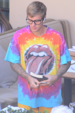 27.09 | Justin Bieber é visto em um restaurante em Beverly Hills, CA