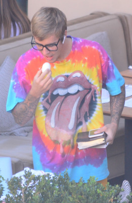 27.09 | Justin Bieber é visto em um restaurante em Beverly Hills, CA