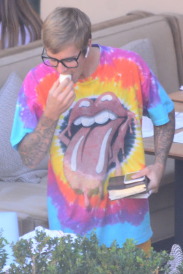 27.09 | Justin Bieber é visto em um restaurante em Beverly Hills, CA