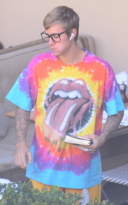 27.09 | Justin Bieber é visto em um restaurante em Beverly Hills, CA
