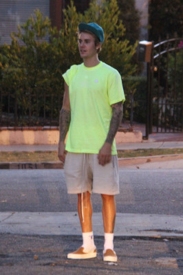 28.09 | Justin Bieber é visto no Bar Lubitsch em West Hollywood, CA