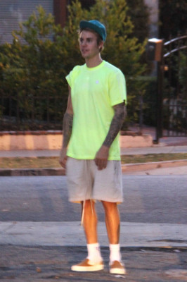 28.09 | Justin Bieber é visto no Bar Lubitsch em West Hollywood, CA