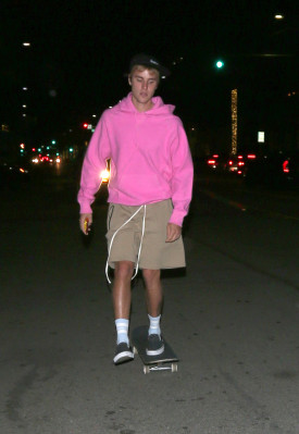 10.01 | Justin Bieber andando de skate em Beverly Hills, Califórnia