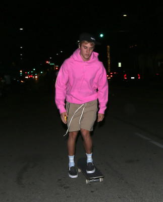 10.01 | Justin Bieber andando de skate em Beverly Hills, Califórnia