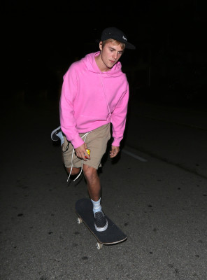 10.01 | Justin Bieber andando de skate em Beverly Hills, Califórnia