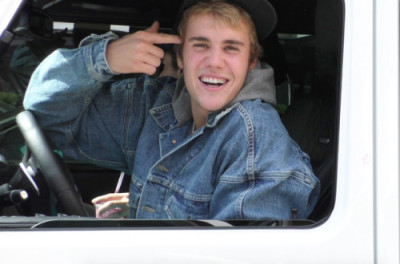 10.03 | Justin Bieber no Earthbar em Los Angeles, Califórnia