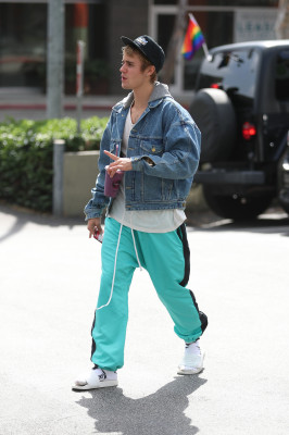 10.03 | Justin Bieber no Earthbar em Los Angeles, Califórnia