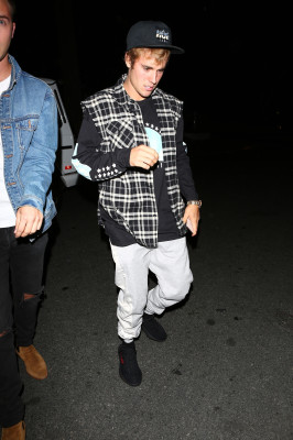 10.04 | Justin Bieber e Paola Paulin no Saban Theatre em Beverly Hills, CA