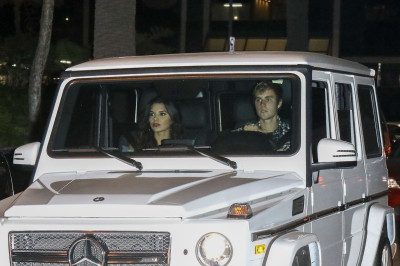10.04 | Justin Bieber e Paola Paulin no Saban Theatre em Beverly Hills, CA