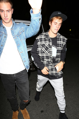 10.04 | Justin Bieber e Paola Paulin no Saban Theatre em Beverly Hills, CA