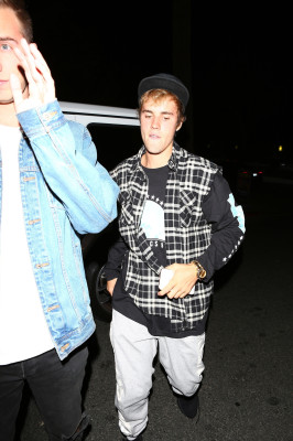 10.04 | Justin Bieber e Paola Paulin no Saban Theatre em Beverly Hills, CA